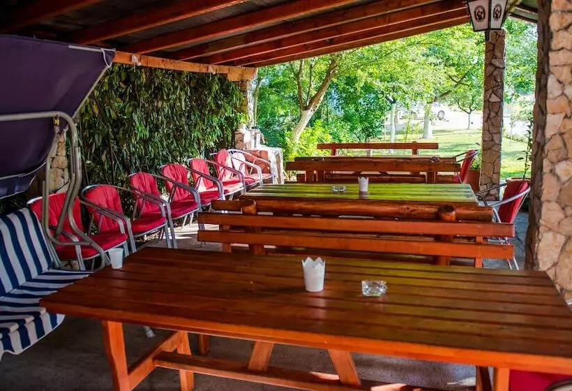 هتل Family Guesthouse In Forest Ana & Stjepan Nikolić