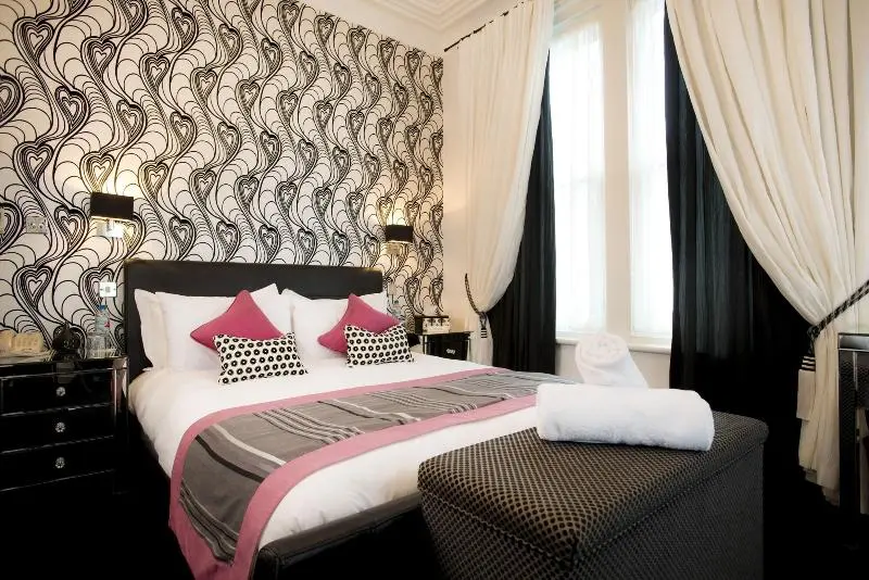هتل The Clarence Boutique Rooms