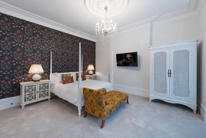 هتل The Clarence Boutique Rooms