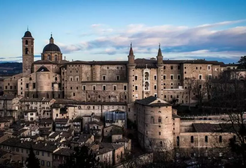 هتل Castello Montegiove