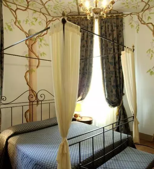 هتل Castello Montegiove