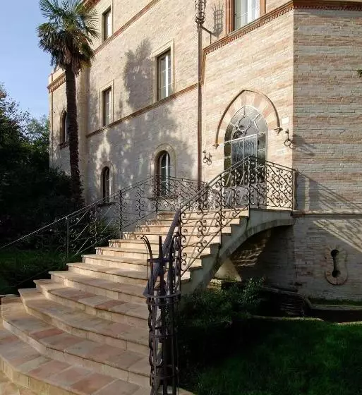 هتل Castello Montegiove