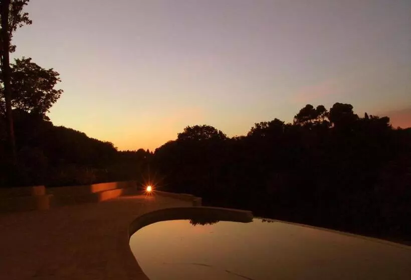 هتل Castello Montegiove