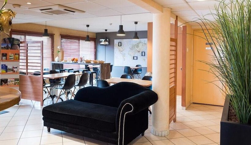 בית מלון כפרי Hôtel First Rodez