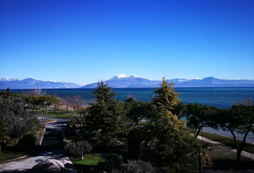 Отель Mirabello