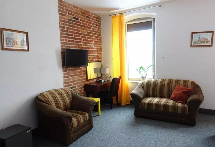 هتل Flora Kuchnia I Wino