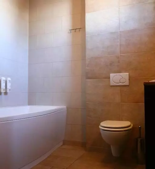 هتل Flora Kuchnia I Wino