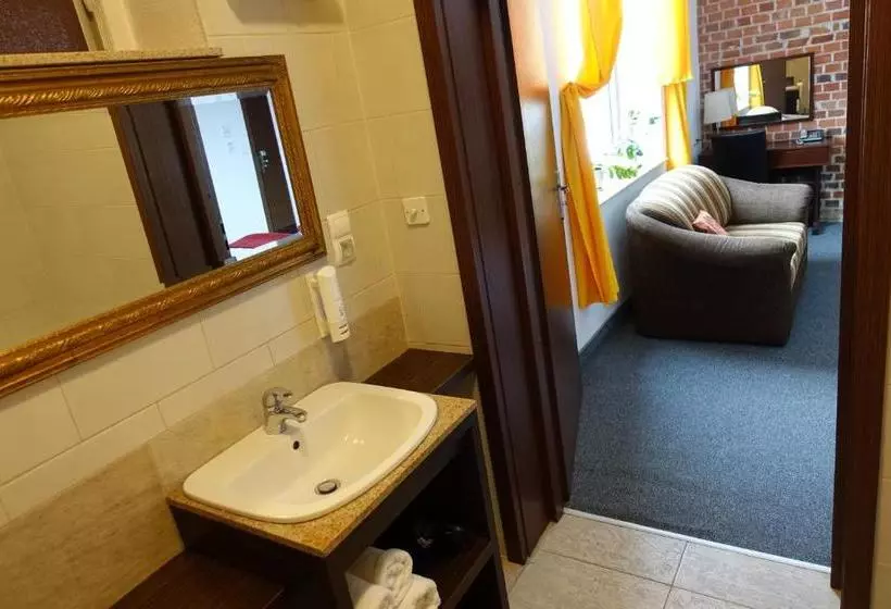 هتل Flora Kuchnia I Wino