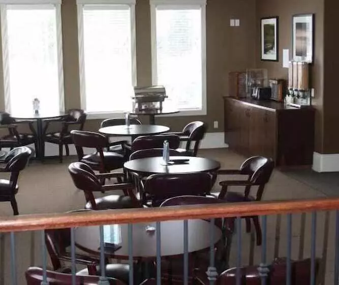 ホテル Lakeview Inns & Suites  Edson Airport West