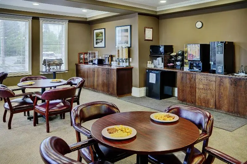 ホテル Lakeview Inns & Suites  Edson Airport West