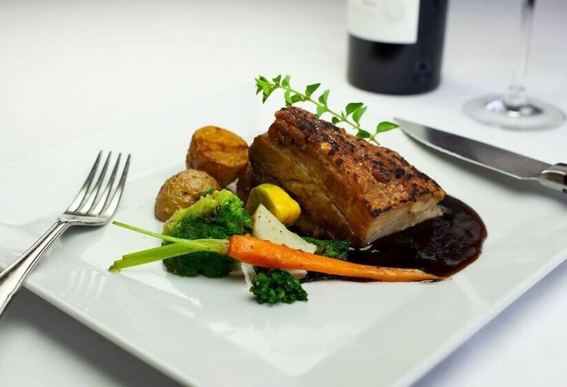 Oliver S Restaurant & Lodge