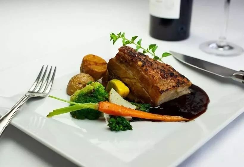 Oliver S Restaurant & Lodge