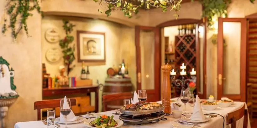 Oliver S Restaurant & Lodge