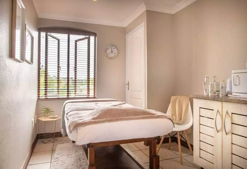 Oliver S Restaurant & Lodge