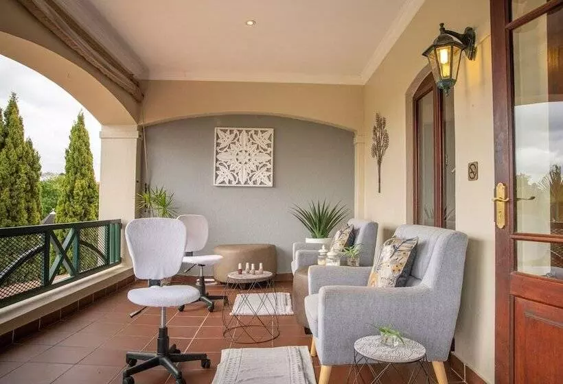 Oliver S Restaurant & Lodge