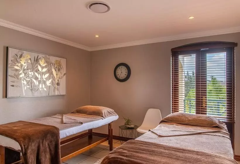 Oliver S Restaurant & Lodge