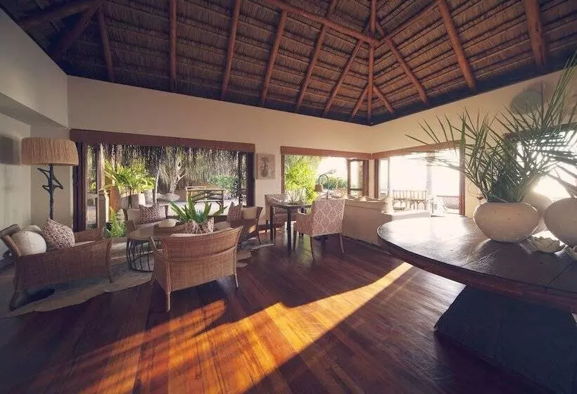 Resort Azura Benguerra Island