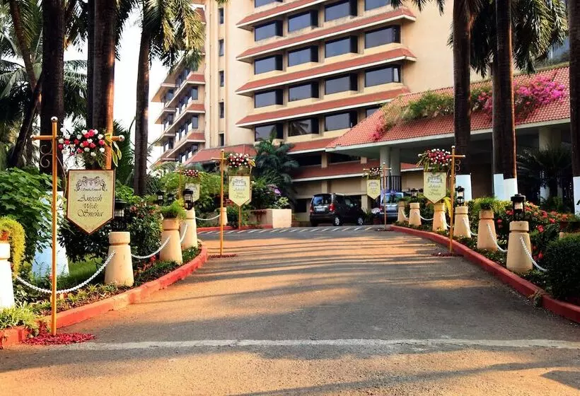 استراحتگاه The Retreat Hotel & Convention Centre