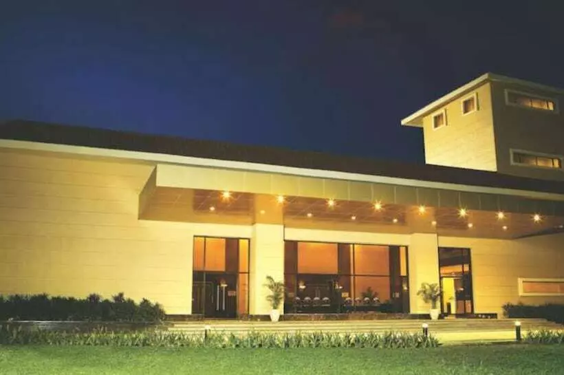 استراحتگاه The Retreat Hotel & Convention Centre