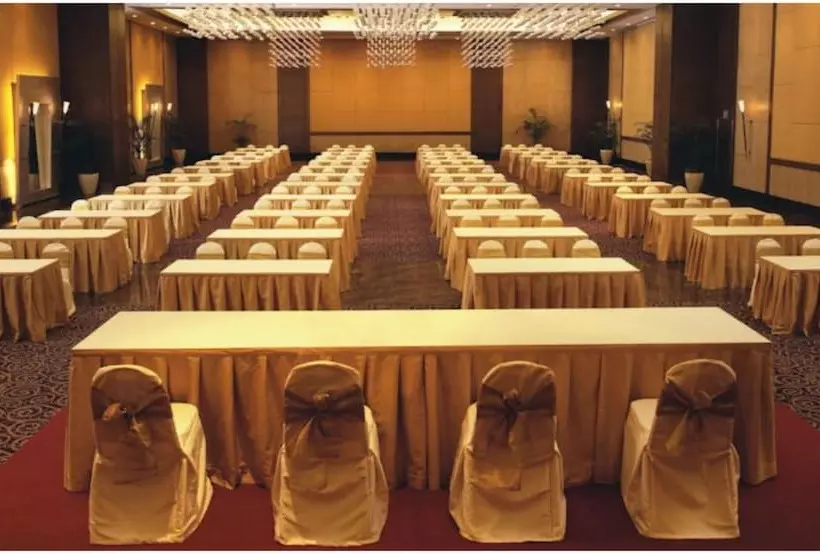 استراحتگاه The Retreat Hotel & Convention Centre