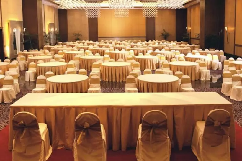 استراحتگاه The Retreat Hotel & Convention Centre