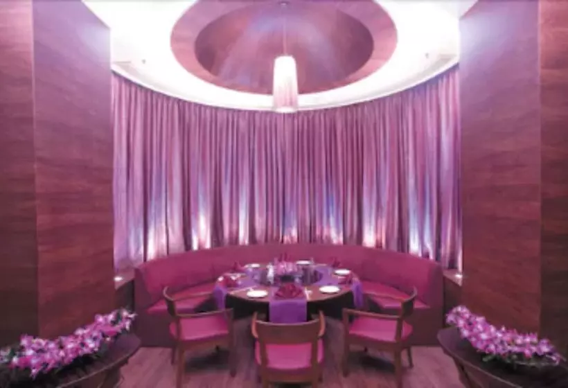 استراحتگاه The Retreat Hotel & Convention Centre