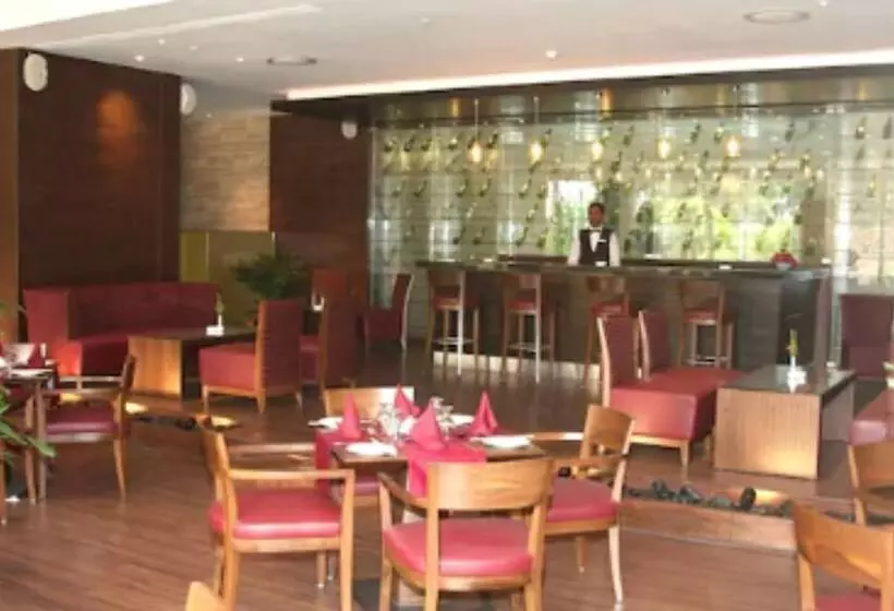 استراحتگاه The Retreat Hotel & Convention Centre