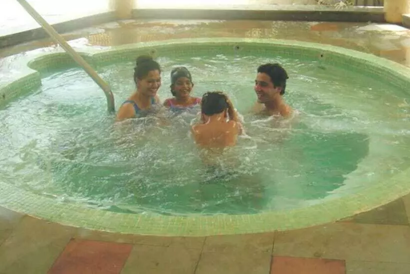 استراحتگاه The Retreat Hotel & Convention Centre