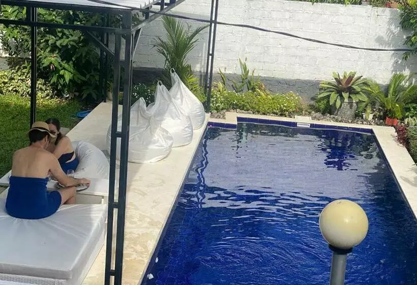 ペンション Bali Amed Feel Home Villa