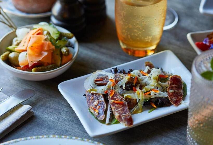 هتل The Pig In The Wall