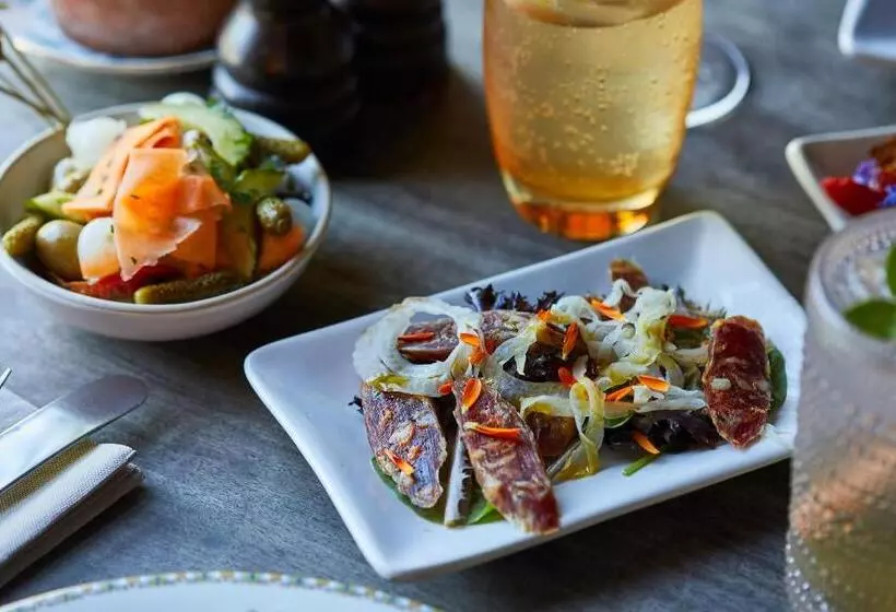 هتل The Pig In The Wall