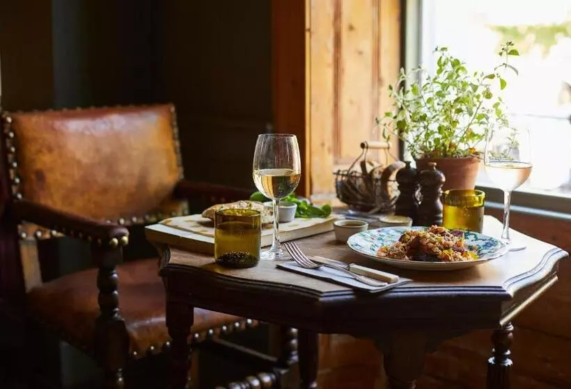 هتل The Pig In The Wall