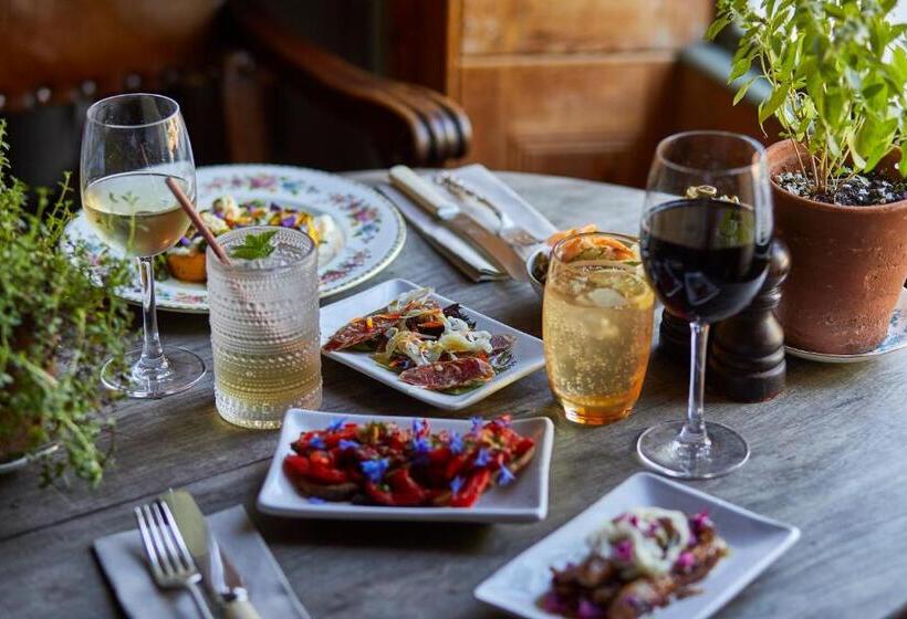 هتل The Pig In The Wall