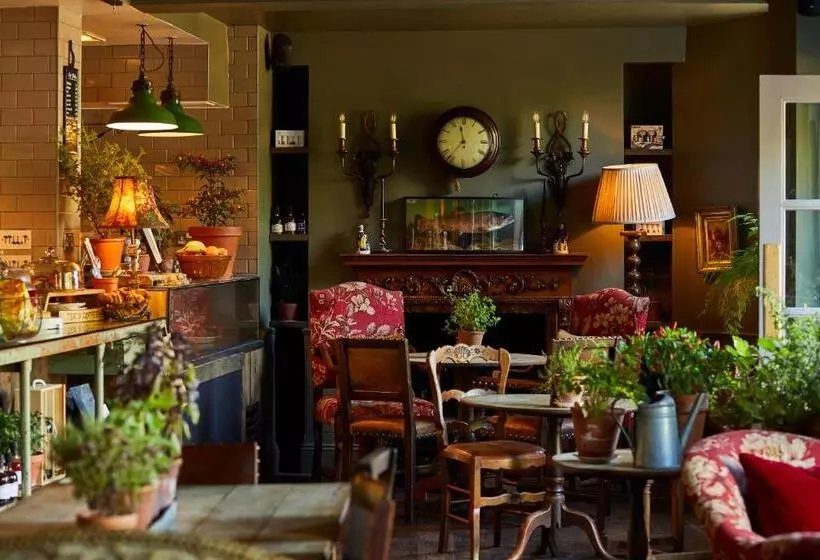 هتل The Pig In The Wall