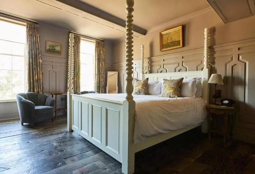 هتل The Pig In The Wall