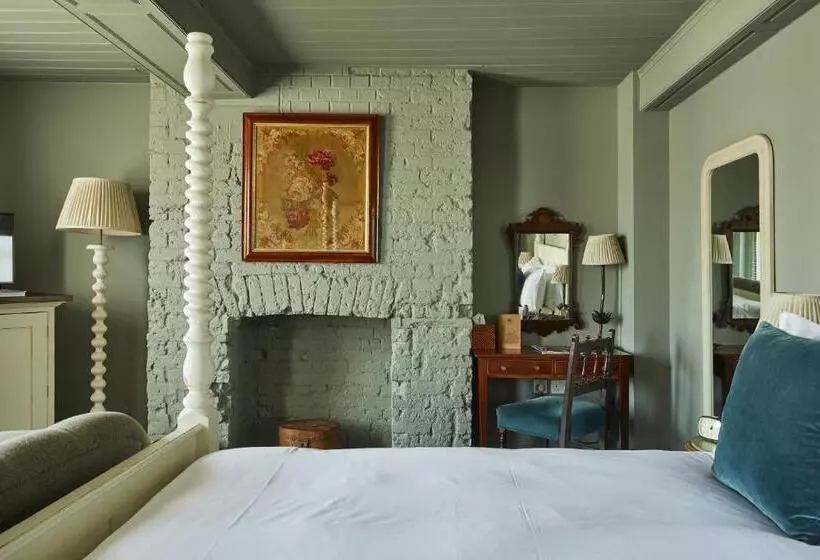 هتل The Pig In The Wall