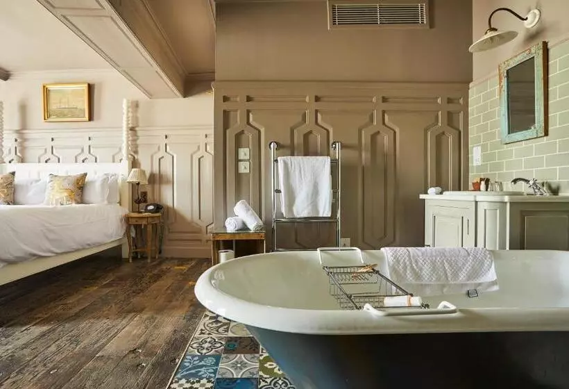 هتل The Pig In The Wall