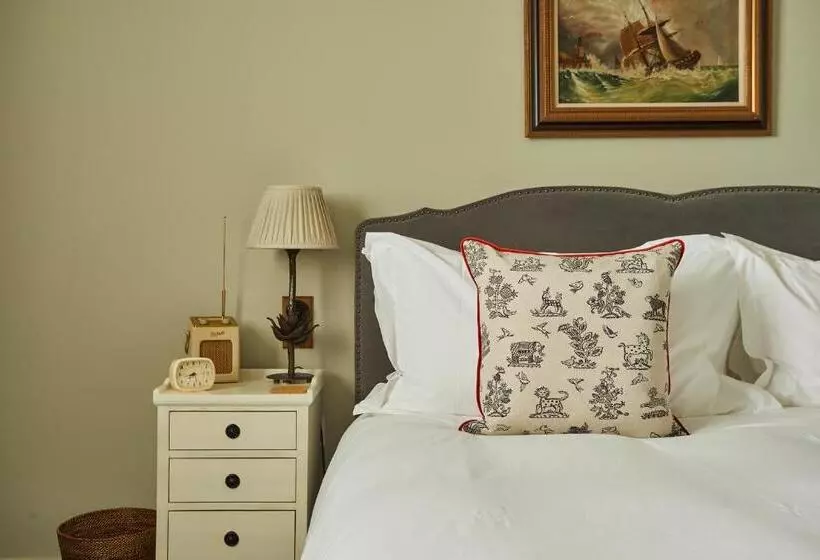 هتل The Pig In The Wall