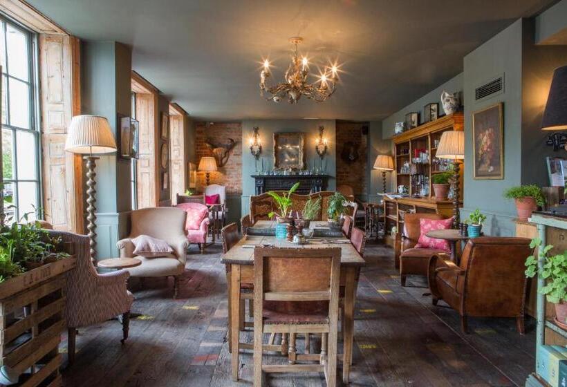 هتل The Pig In The Wall