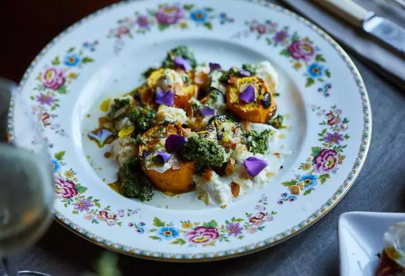 هتل The Pig In The Wall