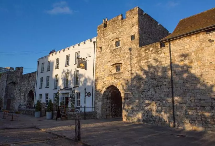 هتل The Pig In The Wall