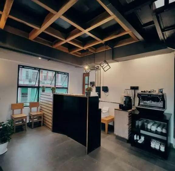 تختخواب و صبحانه Cafe Sola