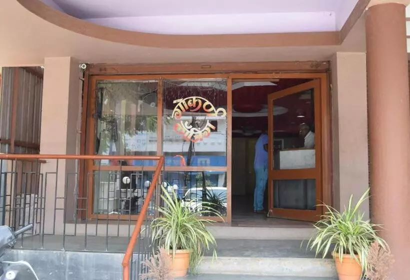 ホテル Gokarn Lodging