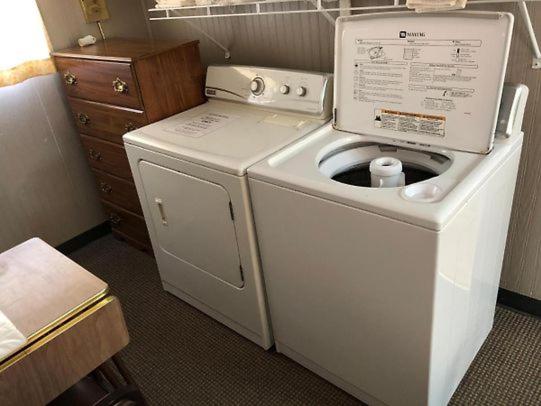 הוסטל Town N  Country Motel, 1 Block To Bar, Cafe, Gas