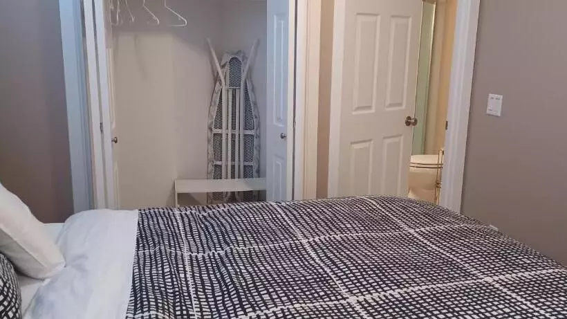 پانسیون 680 Sq Ft Private Space With Ensuite Bathroom