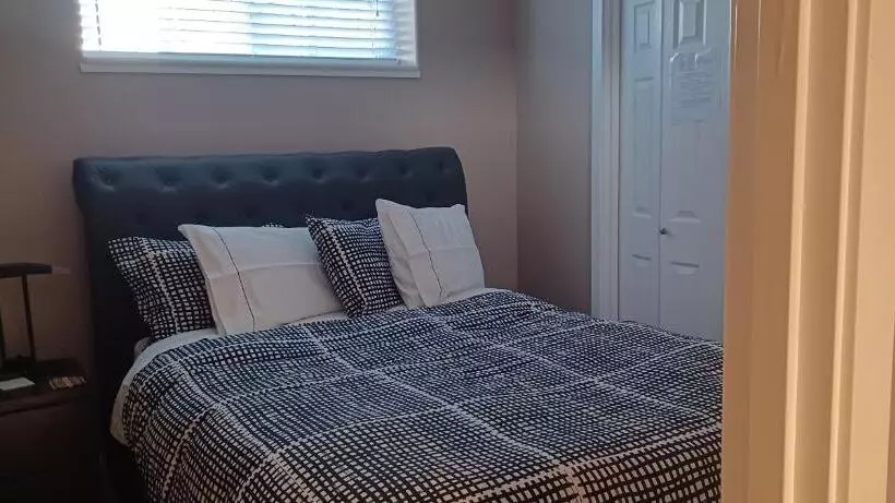 پانسیون 680 Sq Ft Private Space With Ensuite Bathroom