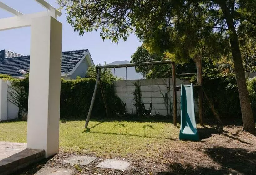 Majatalo Mcleod S & Stuart S Cottage