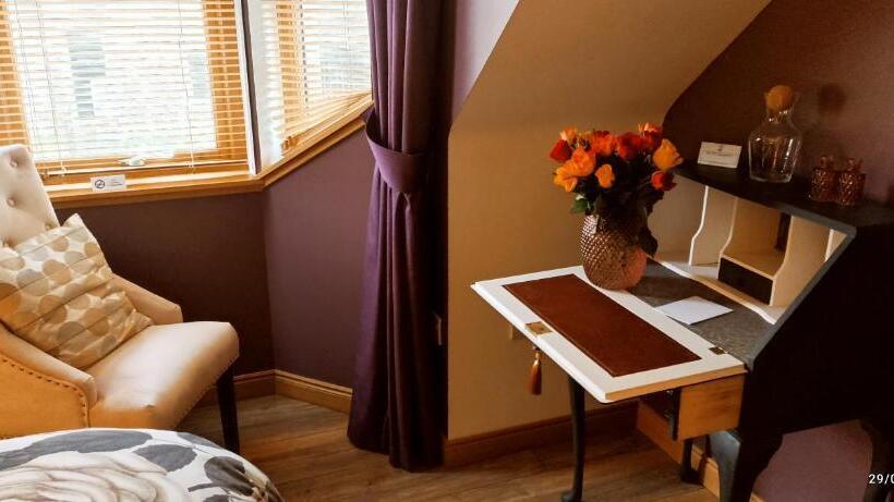 Outlander Boutique B&b King