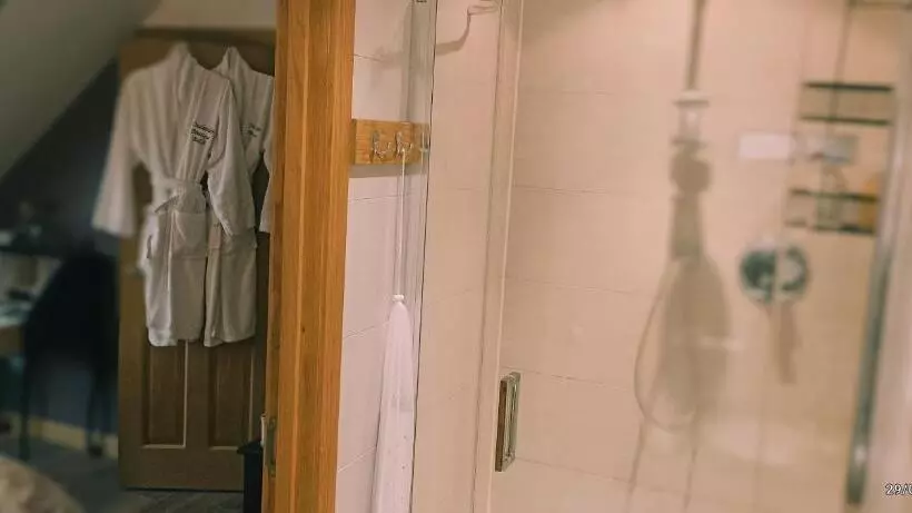 Outlander Boutique B&b King