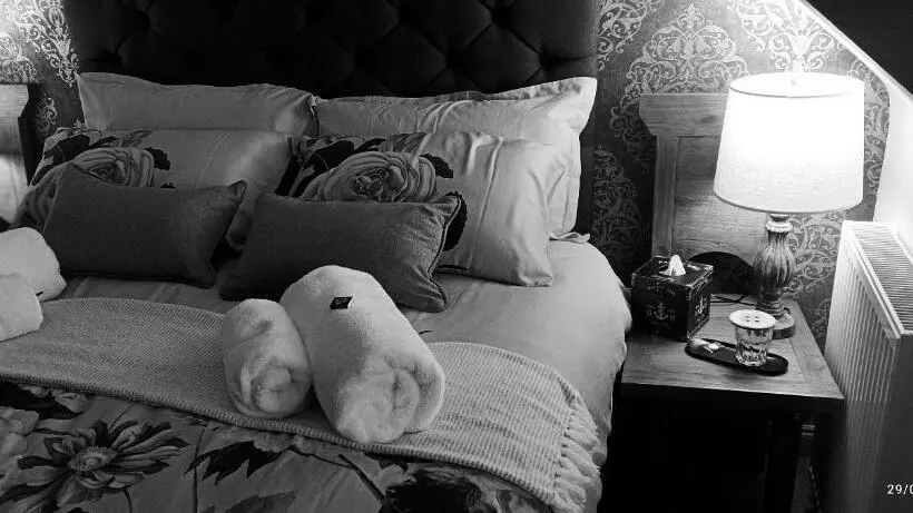 Outlander Boutique B&b King